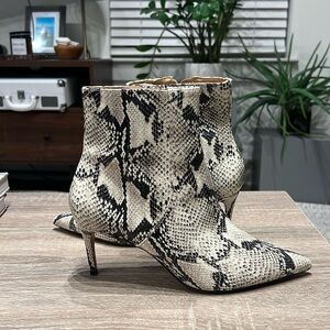 SCHUTZ Bette Ankle Boots Snakeskin Leather Size 9.5